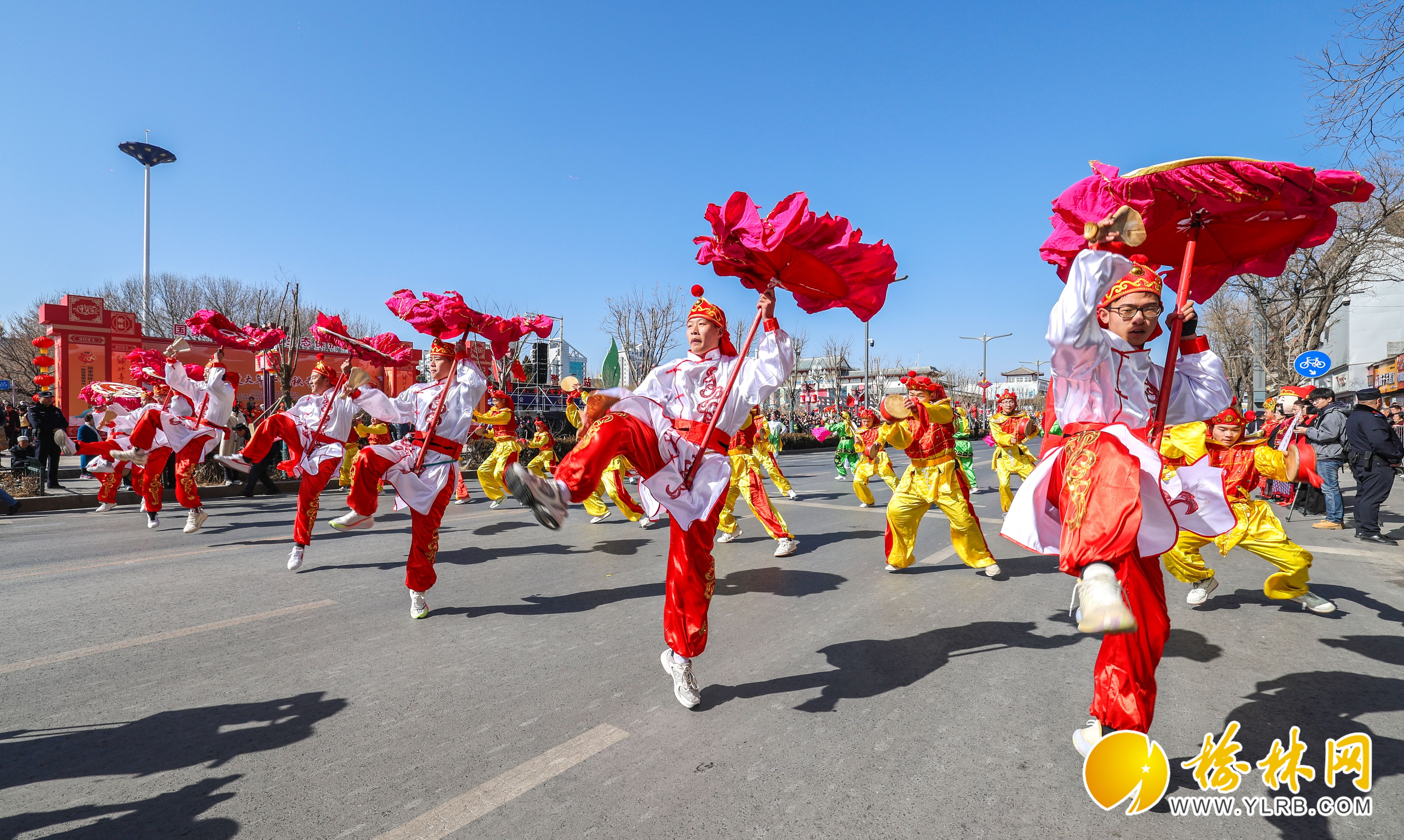 首页>大图推荐> 1/10山东海阳鼓子秧歌  记者常旭峰摄